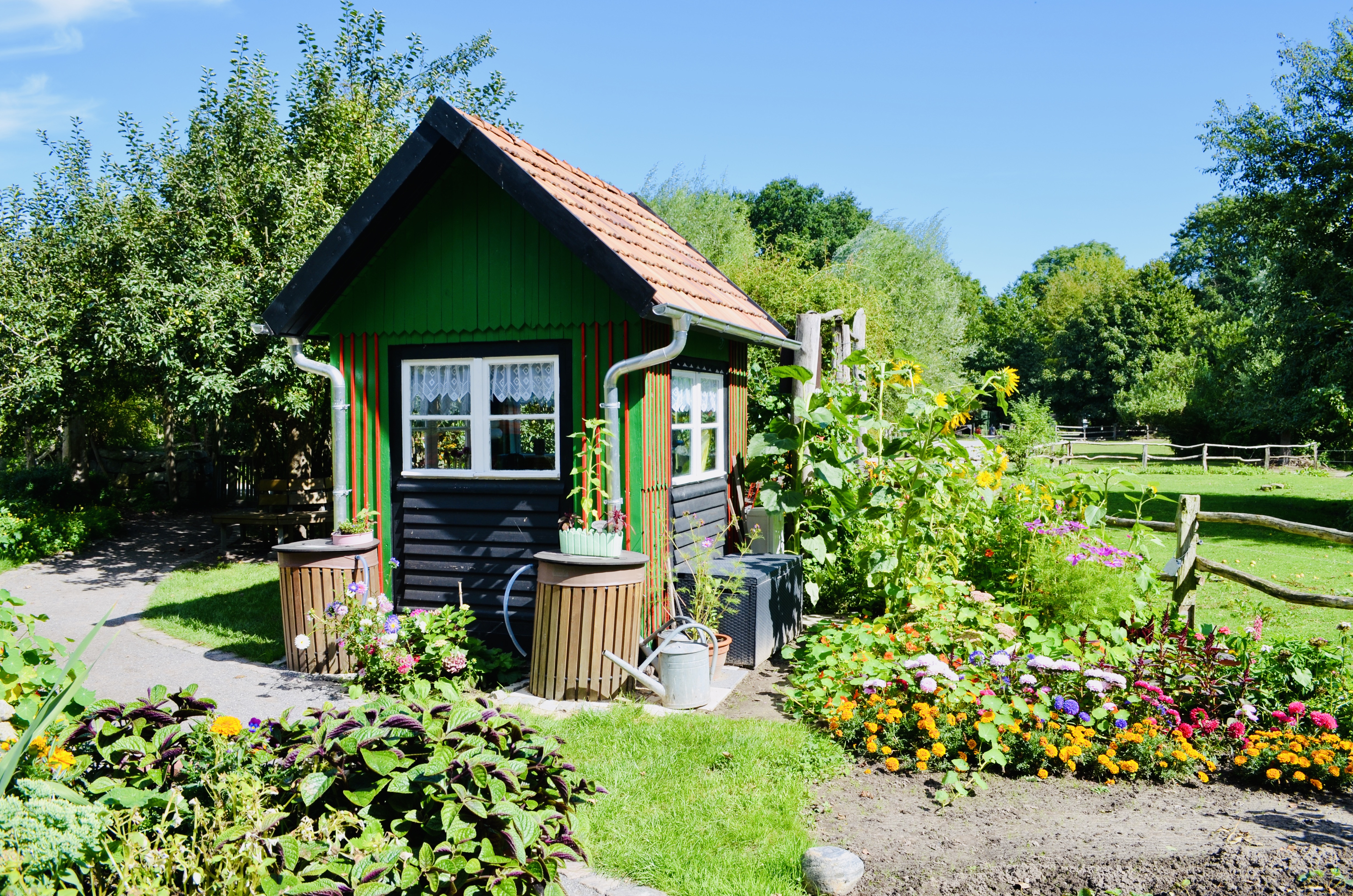 Das kleine grüne Haus im Bauerngarten des Zoos Stralsund.