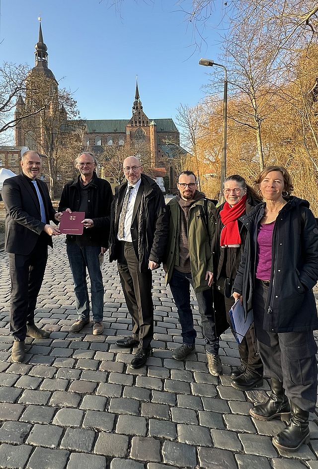 Freude bei allen über den Fördermittelbescheid direkt auf dem Weidendamm, v.l.n.r. Oberbürgermeister Alexander Badrow, der Leiter des Amtes für Planung und Bau, Frank-Bertolt Raith, Bauminister Christian Pegel, Ludwig Ruhland (SES mbH), SES-Geschäftsführerin Ronny Planke sowie Beate Löffler, Abteilung Stadtentwicklung des Amtes für Planung und Bau