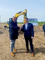 Oberbürgermeister Alexander Badrow und Geschäftsführer der SWS Natur GmbH Claas Möller während des Baubeginns 