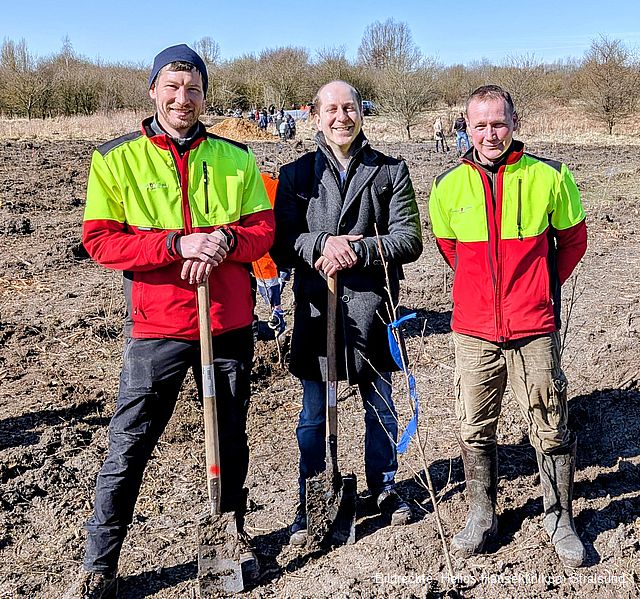 Haben tatkräftig mit angepackt- Thomas Struwe (l.) und Roy Bussert (r.) von der Abteilung Forsten sowie der 2. Stellvertreter des OB, Yones Seoudy Haben tatkräftig mit angepackt- Thomas Struwe (l.) und Roy Bussert (r.) von der Abteilung Forsten sowie der 2. Stellvertreter des OB, Yones Seoudy