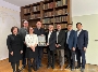 (v.l.n.r. Yanan Wu, Hefei Universität, Chief of International Exchange; Volker Alberding; Mitglied Vorstand Konfuzius Institut Stralsund; Heidi Waschki, stellv. Vorstandsvorsitzende Konfuzius Institut Stralsund; Dr. Alexander Badrow, Oberbürgermeister Hansestadt Stralsund,  Dr. Pingchuan Wu, Hefei Universität, Chairman of University Coucil; Falk Höhn, Vorstandsvorsitzender Konfuzius Institut Stralsund; Dr. Hui Zhang, Hefei Universität, Director of International Office; Prof. Dr. Xinlu Li, Hefei Universität, Deputy Director of the Personal Department)
