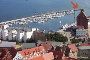 An der Spitze der Nordmole (siehe roter Pfeil) erhält die Stadt am Montag die Stadtwette für die NDR Sommertour