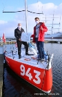Oberbürgermeister Alexander Badrow (l.) übergibt im Stralsunder Hafen auf der 'Vorpommern' den Scheck an Lennart Burke