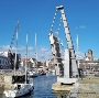 Zu den Brücken im Hafen, die gewartet werden, gehört die Querkanalbrücke. 1932 in Betrieb genommen, wird sie aufgrund ihrer ähnlichen Bauweise auch als kleine Schwester der Ziegelgrabenbrücke bezeichnet