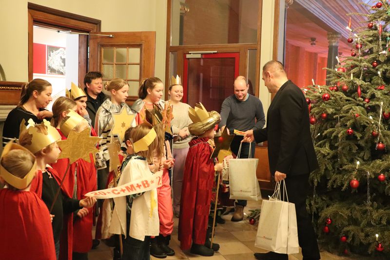 Oberbürgermeister Badrow mit einem kleinen Dank - eine Wegzehrung Oberbürgermeister Badrow mit einem kleinen Dank - eine Wegzehrung