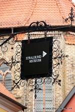 Das Logo des STRALSUND MUSEUM auf dem Hinweiszeichen vor dem Kloster Das Logo des STRALSUND MUSEUM auf dem Hinweiszeichen vor dem Kloster