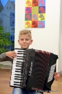 Der 11-jährige Akkordeonist Jonas Horn mit einem der neuen Instrumente