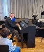 Michael Schwabenthal spielt ein letztes Mal in der Musikschule am Keyboard