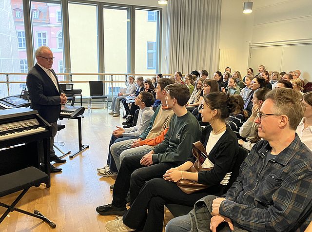 Michael Schwabenthal spricht zum Abschied vor seinen Schülerinnen, Schülern und Eltern Michael Schwabenthal spricht zum Abschied vor seinen Schülerinnen, Schülern und Eltern