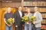 Oberbürgermeister Alexander Badrow gratuliert Noreen Junges (l.), Lena Kolwey und Stefan Schumacher