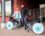 Rico Gaube vom Marketing und Vertrieb des reha teams ostseeküste, übergibt an den Zoo, hier an Ilse Klepin, zwei neue Rollstühle für den Besucherservice
