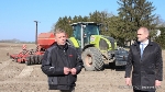 Oberbürgermeister Alexander Badrow (r.)  und Landwirt Aurel Hagen beim gemeinsamen Termin auf dem Feld