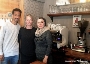 v.l.n.r. der Eritreer Abraham Negash, die Inhaberin des Cafés Paula, Heike Klatt sowie die Syrerin Mayed Ajla