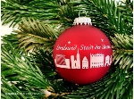 Hanserot mit weißem Stadtmotiv und Sternen - so sieht die erste Stralsunder Weihnachtskugel aus.