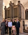Während der Orgelweihe in Havanna vor der restaurierten Orgel v.r.n.l: Thomas Beyer, Bürgermeister der Hansestadt Wismar und Steffi Behrendt, die Leiterin des Amtes für Kultur, Welterbe und Medien der Hansestadt Stralsund, Martin Rost, Vorsitzender des Baltischen Orgel Centrums sowie zwei Vertreter der Kirche in Havanna