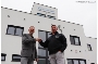 Gemeinsam zuversichtlich: Geschäftsführer Normen Kropp und Oberbürgermeister Alexander Badrow vor dem Bürogebäude in der Bauhofstraße