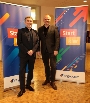 regiocom-Standortleiter Zoran Ignjatovic (l.) und Oberbürgermeister Alexander Badrow im Foyer des Telekommunikationsunternehmens in Stralsund