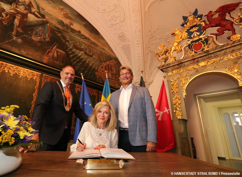 Gaestebuch_01_VLNR_OB_Alexander_Badrow_Botschafterin_Veronika_WandDanielsson_Praesident_Peter_Paul.JPG