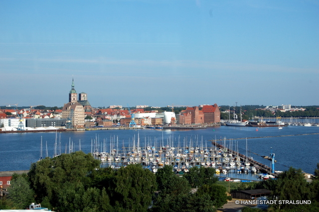 Blick-von-der-Insel-Daenholm-mit-Yachthafen-auf-die-Altstadt-mit-OZEANEUM.JPG