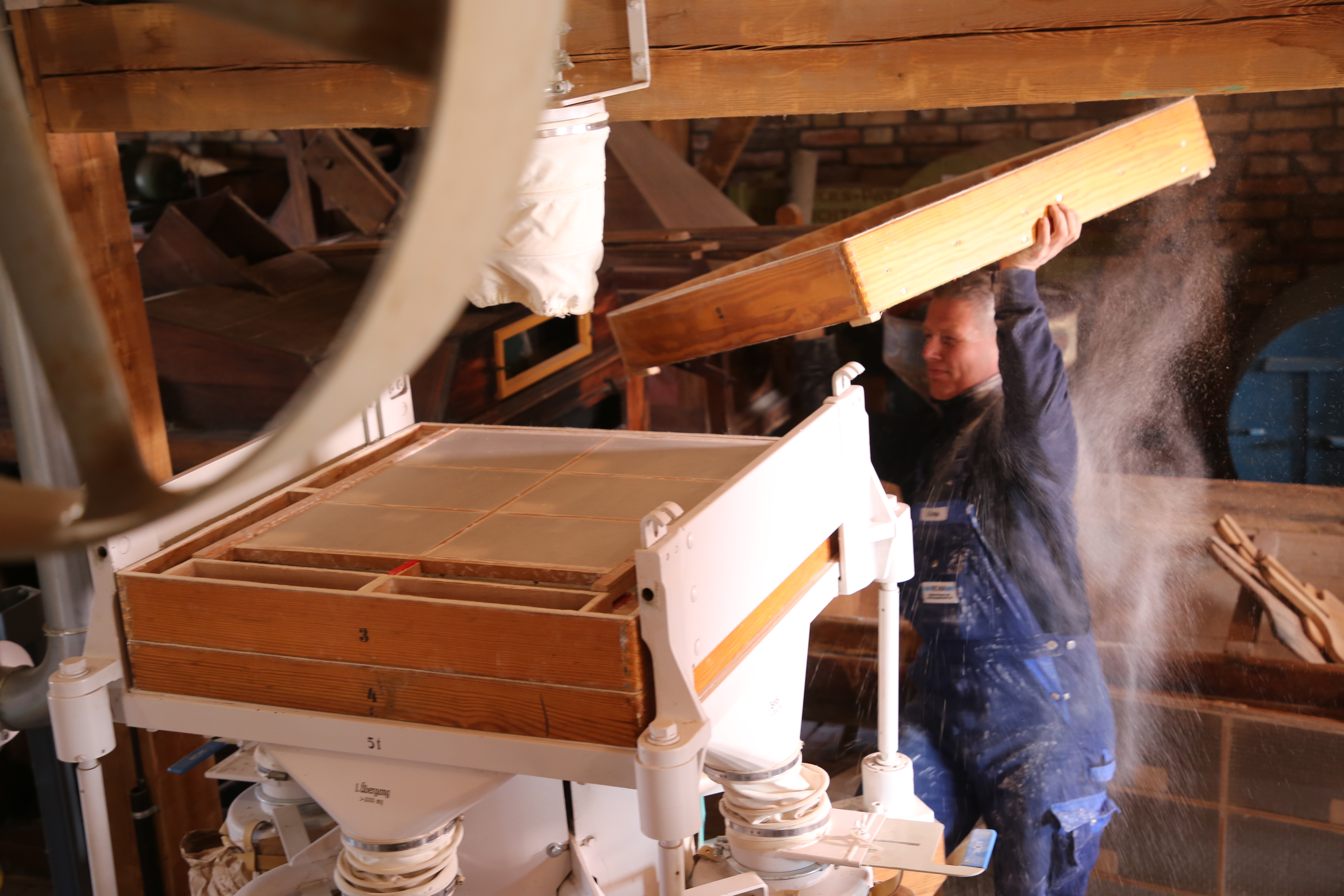 Ein Mitarbeiter bedient eine Maschine in der Mahnkeschen Mühle.