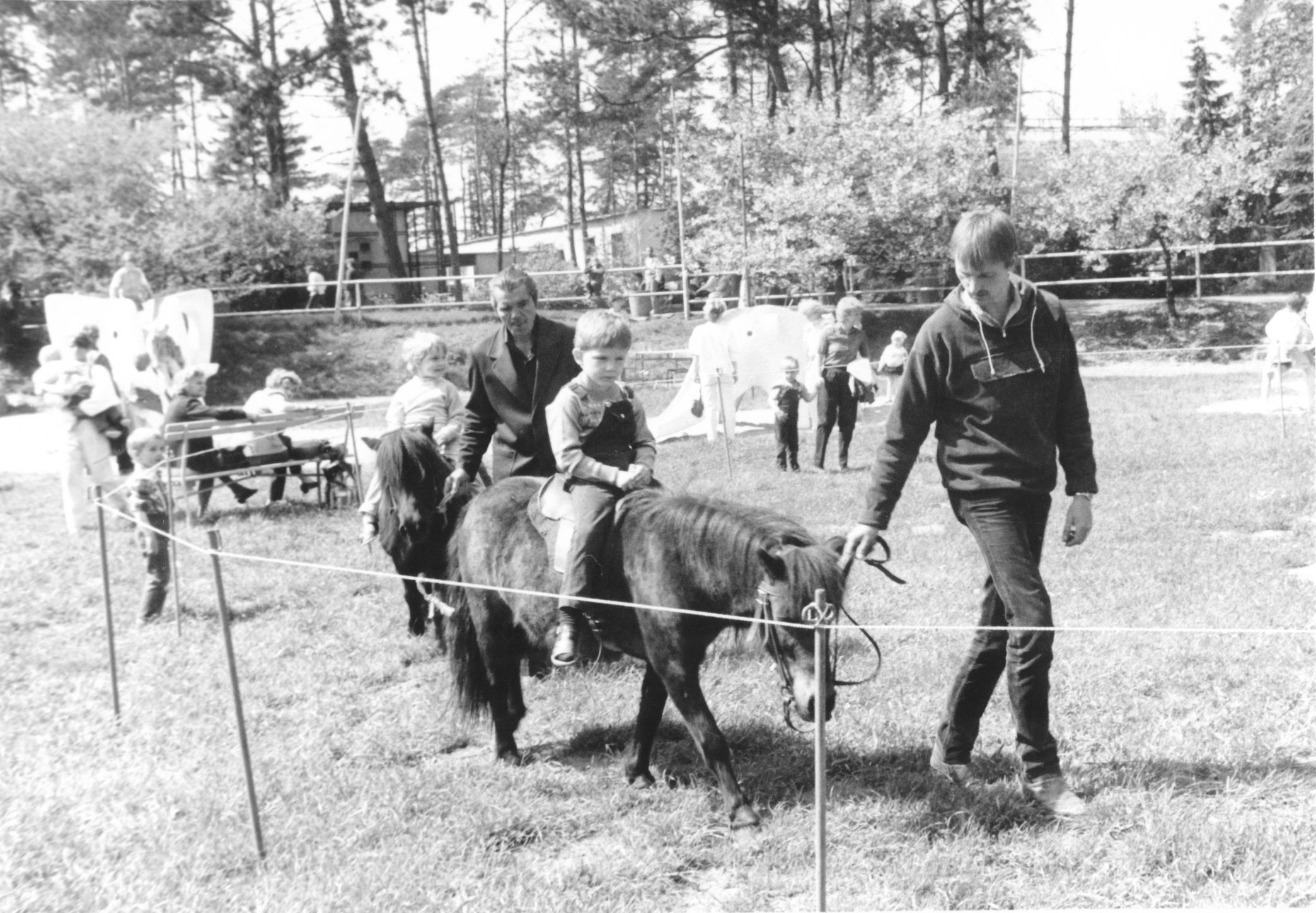 Beim Kinderfest zum Internationalen Kindertag 1987 reiten Kinder auf  Ponys.