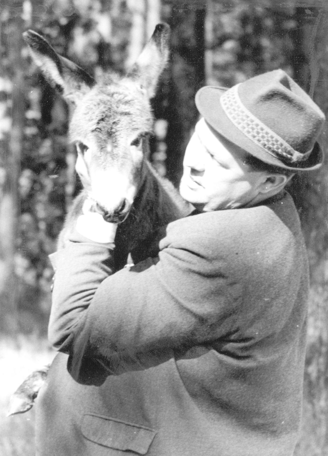 Der damaliger Gartenbaudirektor Hartmut Olejnik im Jahr 1965 hält einen Esel.